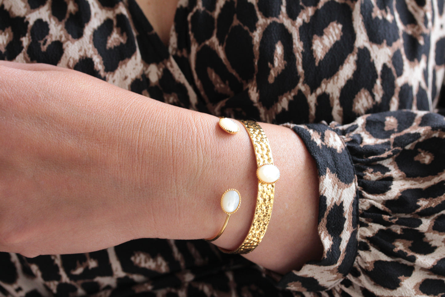 Bracelet jonc deux pierres nacre naturelle doré à l'or fin