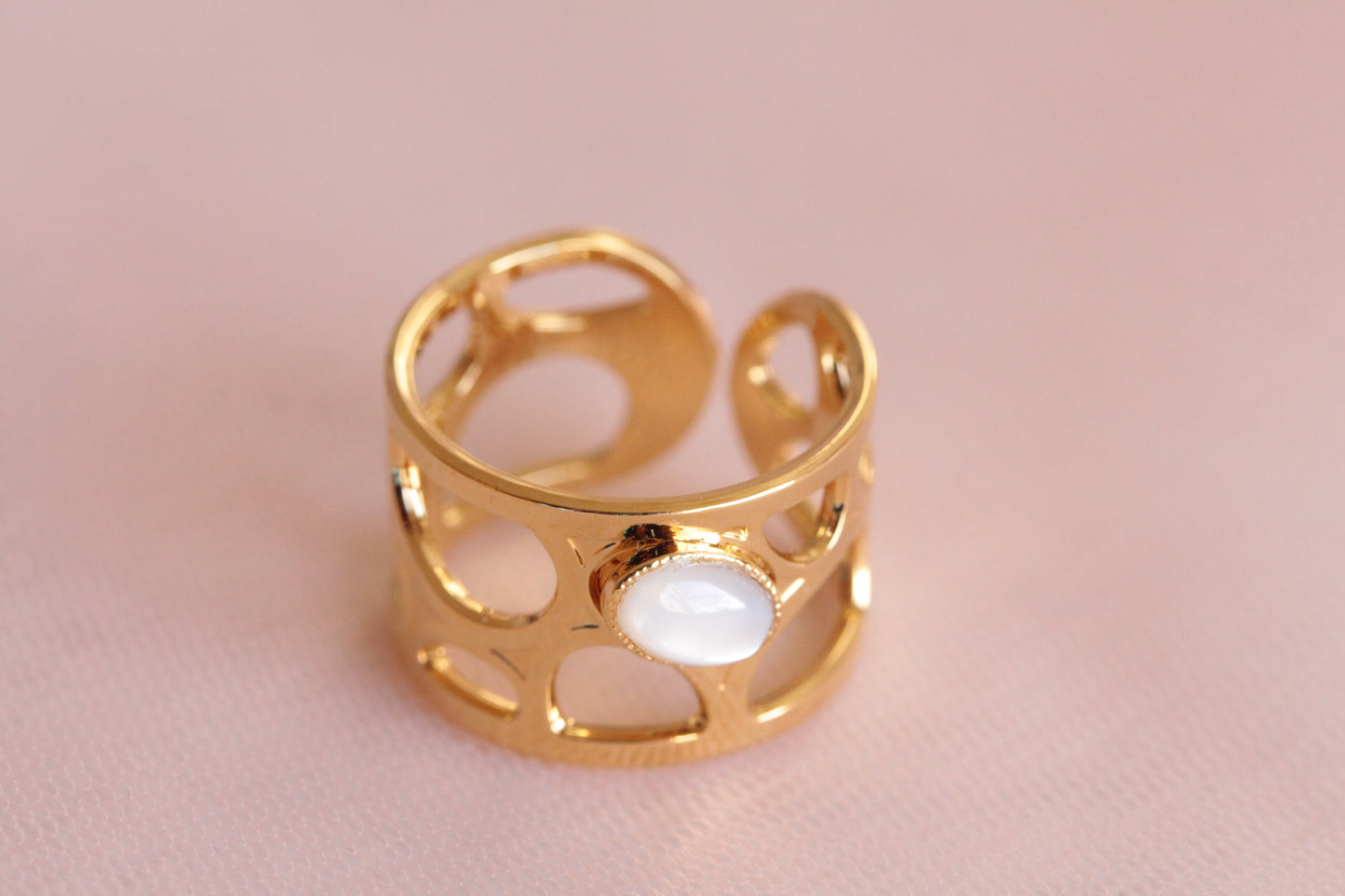 Bague nacre ajourée dorée à l'or fin 24 carats Lorie