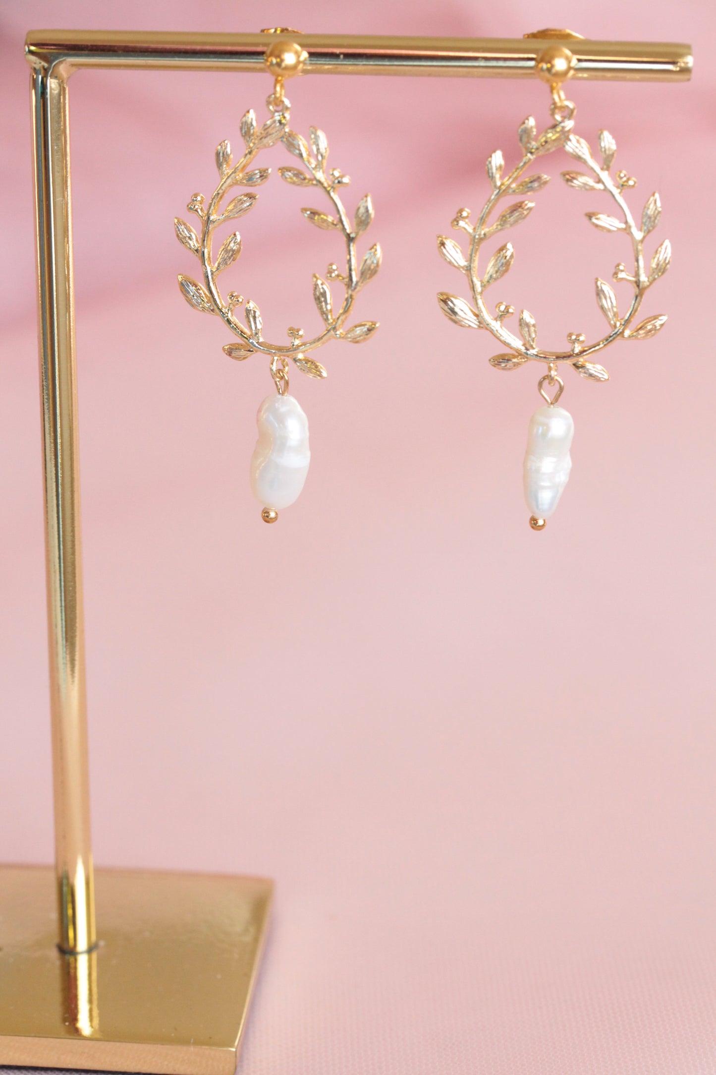 Boucles d'oreilles couronne dorée à l'or fin et perles d'eau douce naturelles