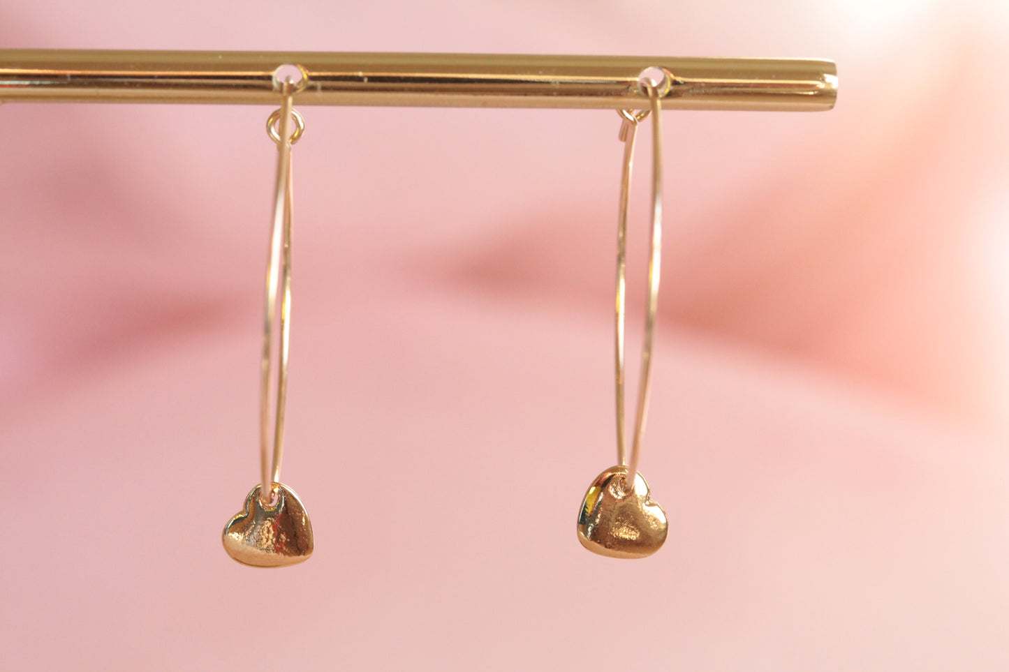 Créoles fines plaquées or avec pendentifs breloques coeur