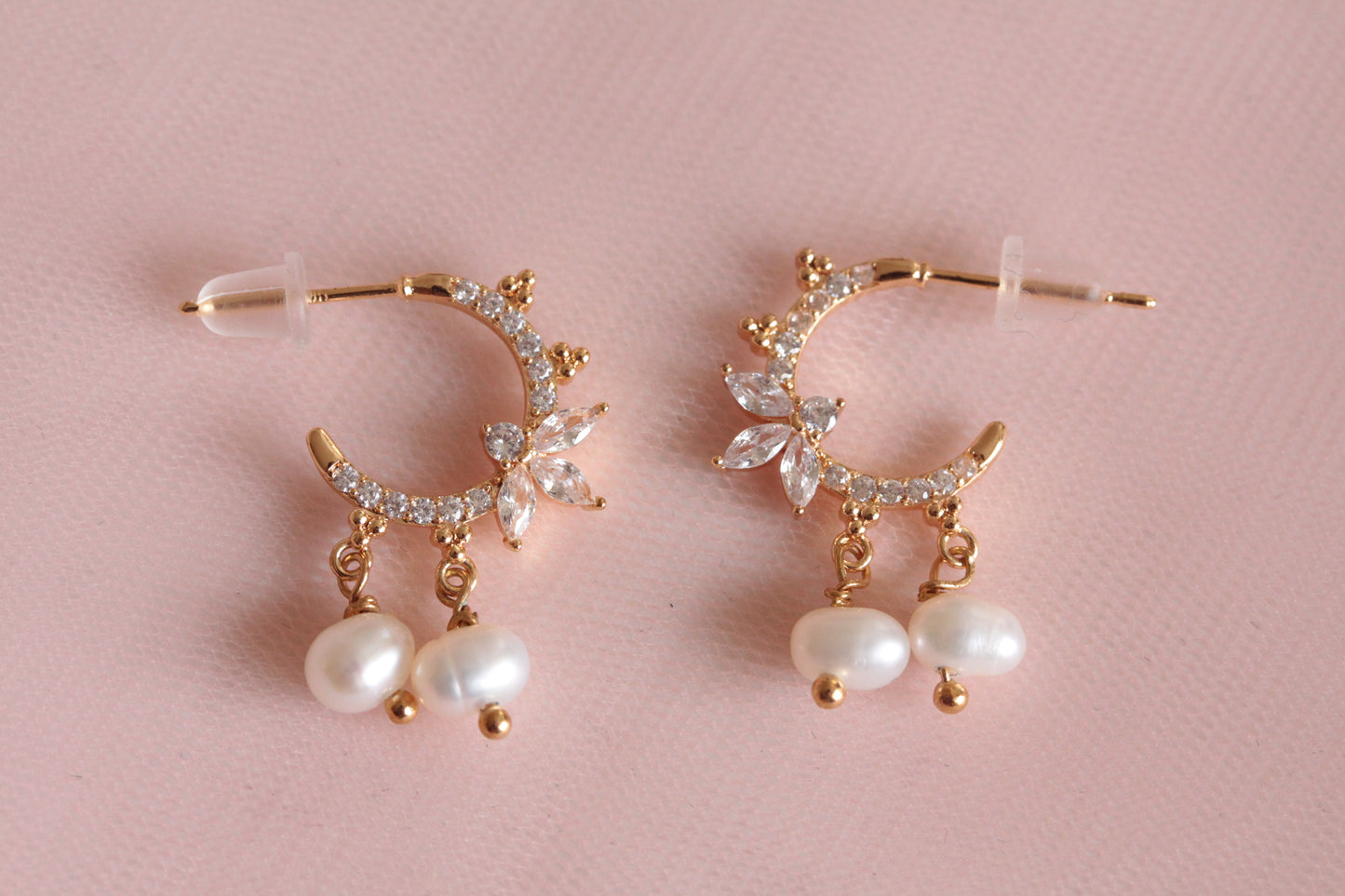 Mini créoles plaquées or avec strass et perles d'eau douce