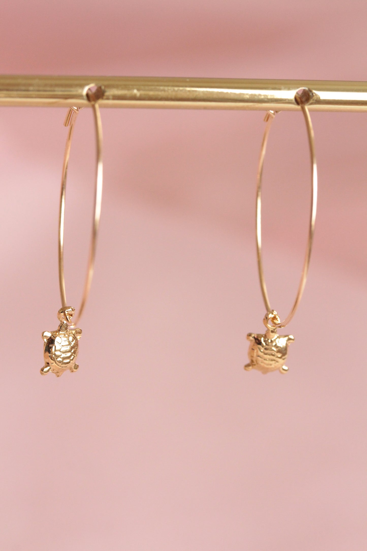 Créoles fines plaquées or avec pendentifs breloques tortues