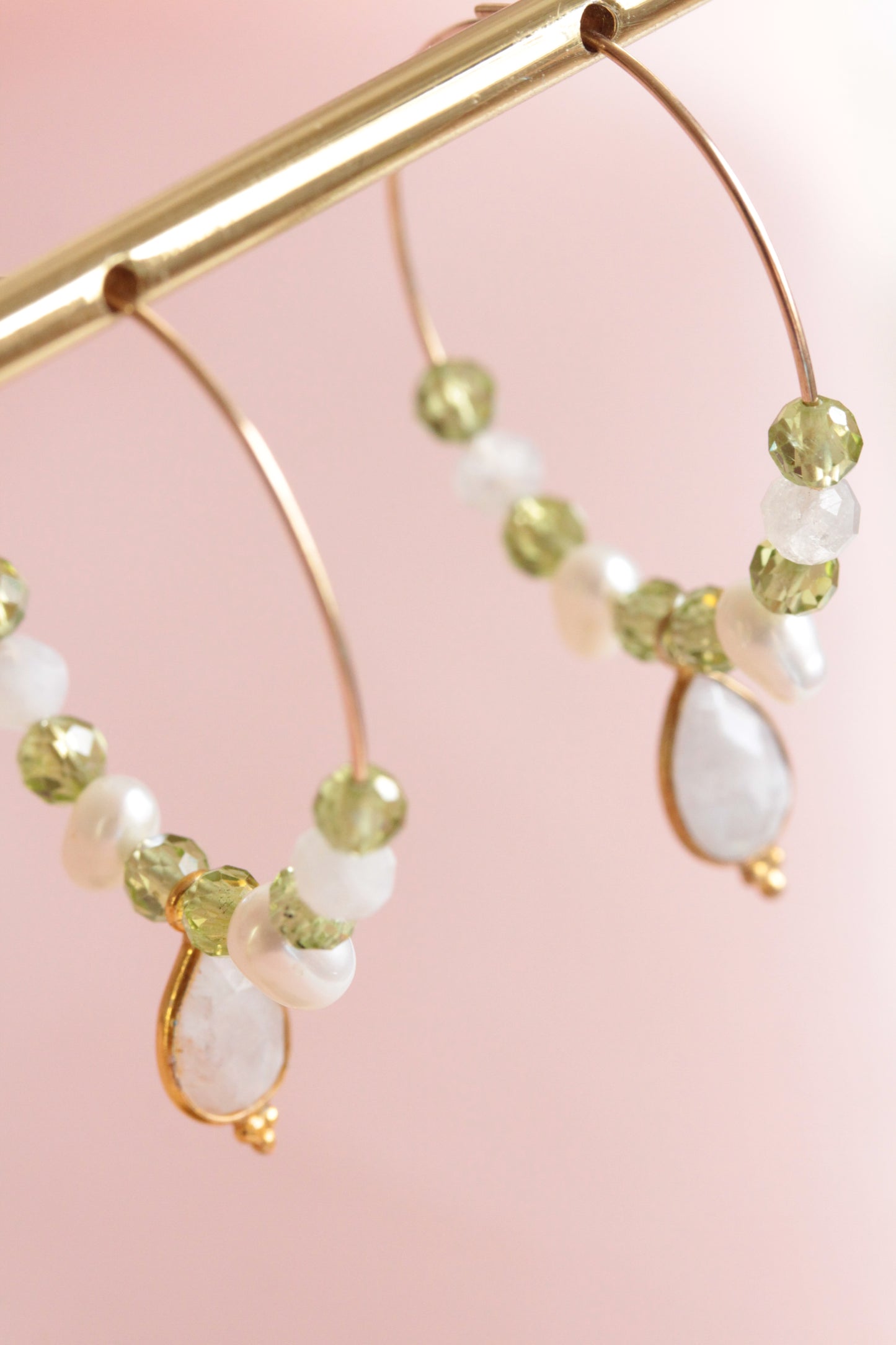 Créoles fines plaquées or avec perles d'eau douce, péridot et pierre de lune