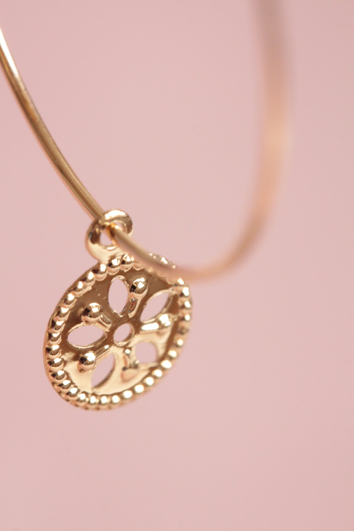 Créoles plaquées or avec pendentifs rosaces