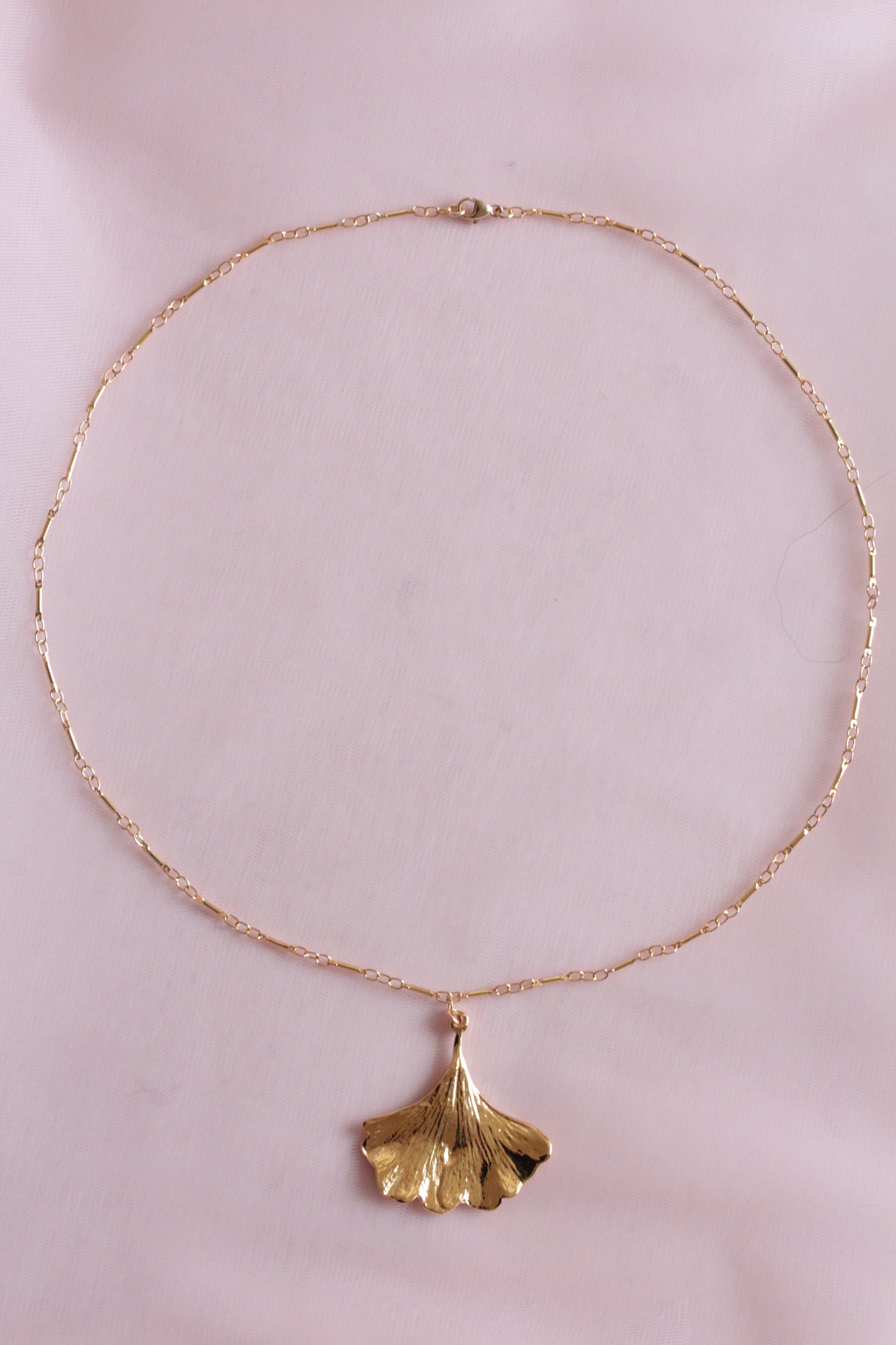 Collier fin et pendentif feuille de gingko plaqué or
