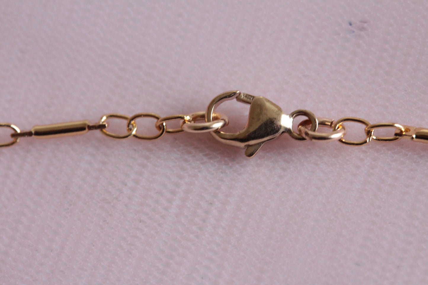 Collier fin et pendentif feuille de gingko plaqué or