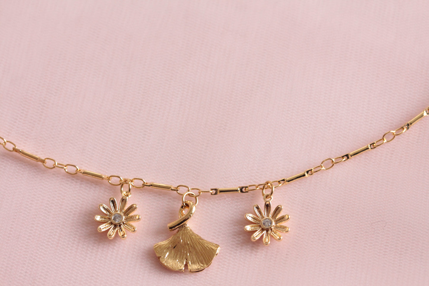 Collier chaine gingko et fleurs plaqués or, chaine en laiton doré à l'or fin