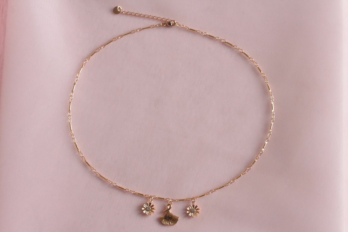 Collier chaine gingko et fleurs plaqués or, chaine en laiton doré à l'or fin