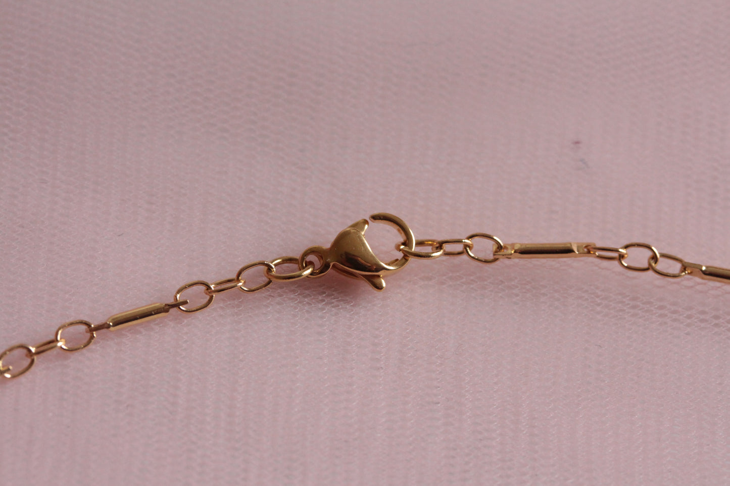 Collier doré avec médaille rose des vents