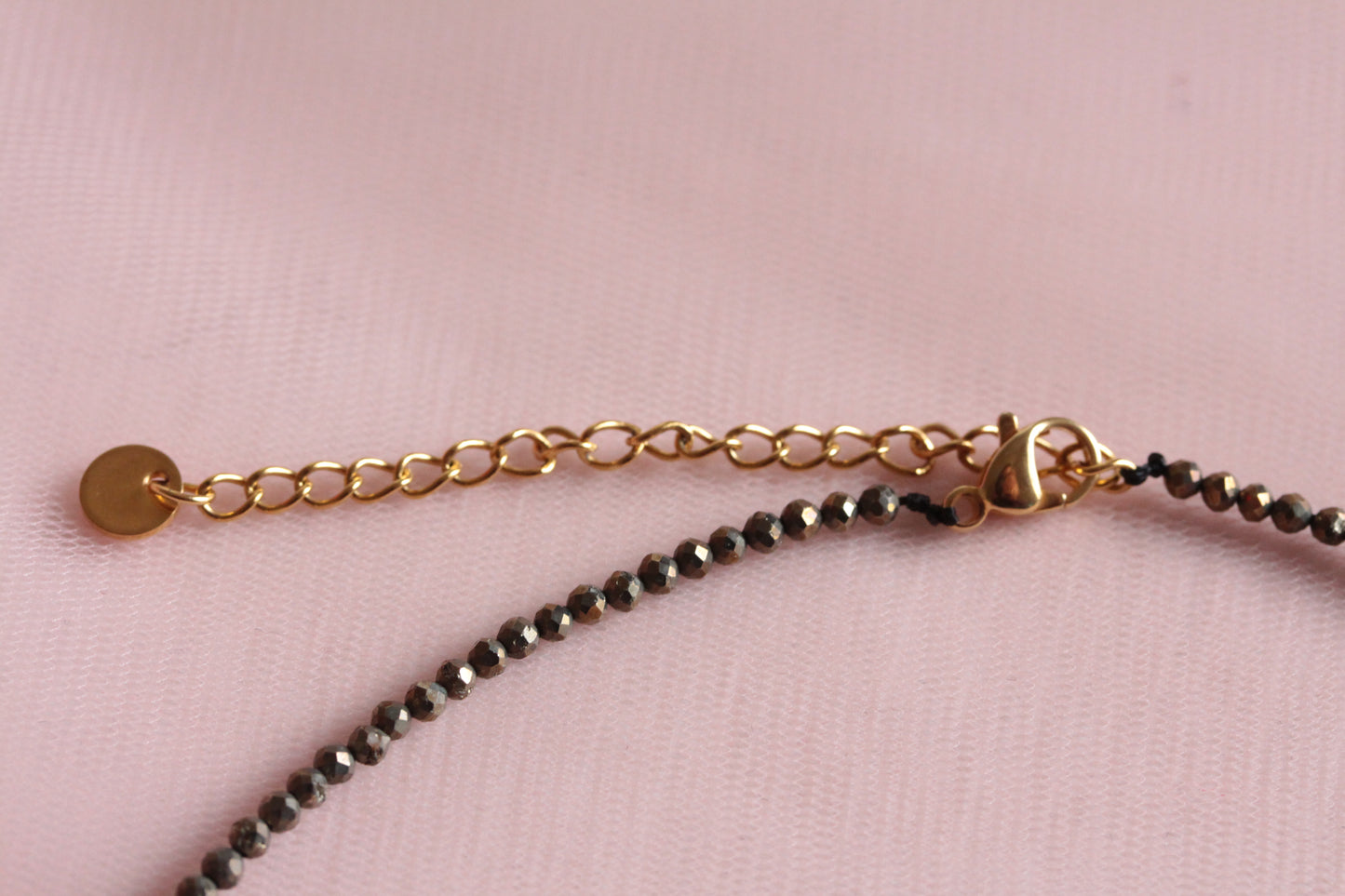 Collier en pyrite et pendentif goutte plaquée or