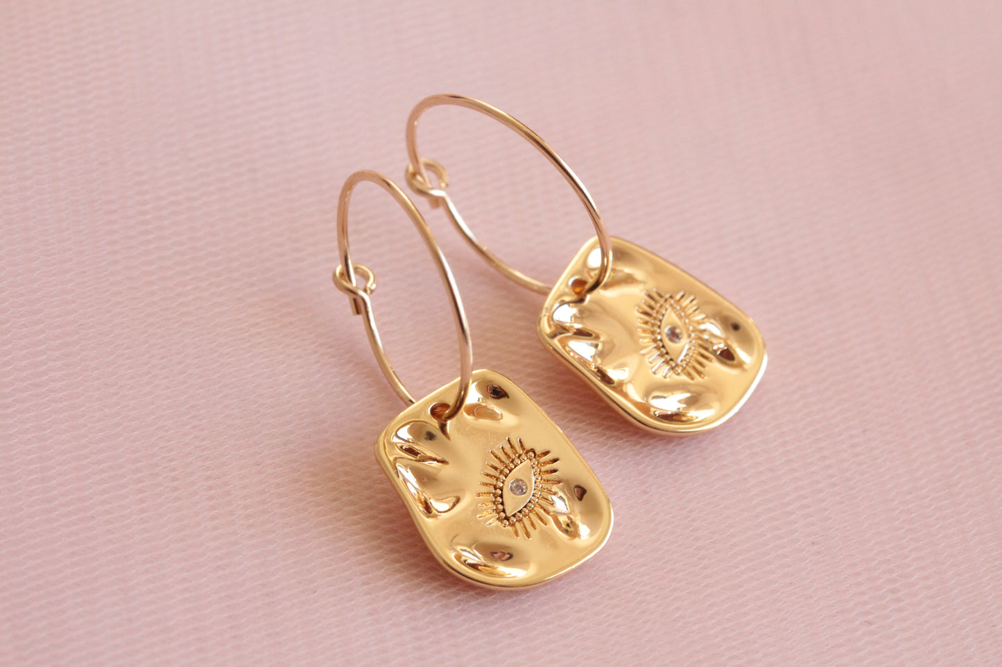 Mini créoles plaquées or minimalistes avec pendentif