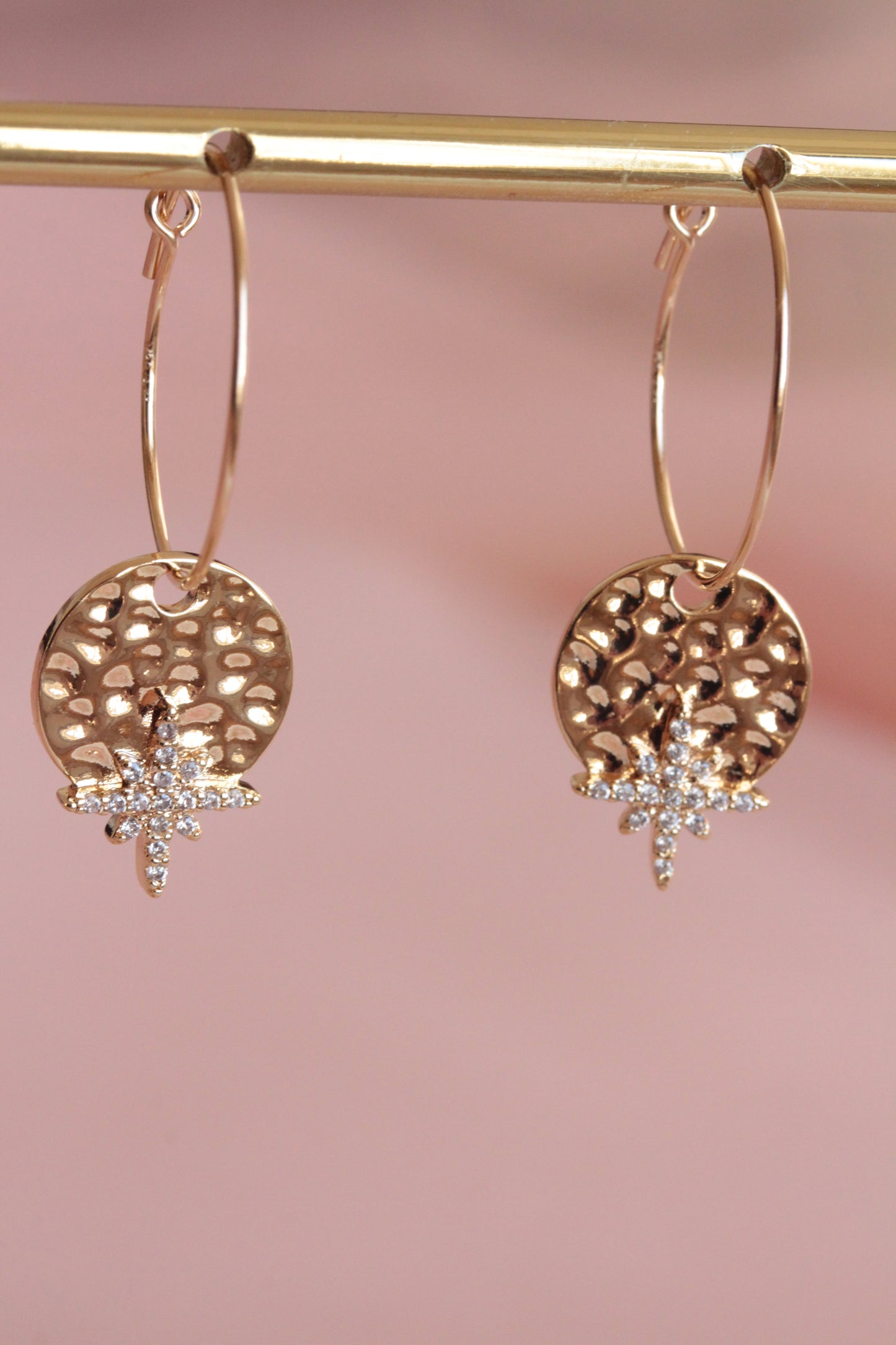 Mini créoles plaquées or avec pendentif sequin martelé et rose des vents