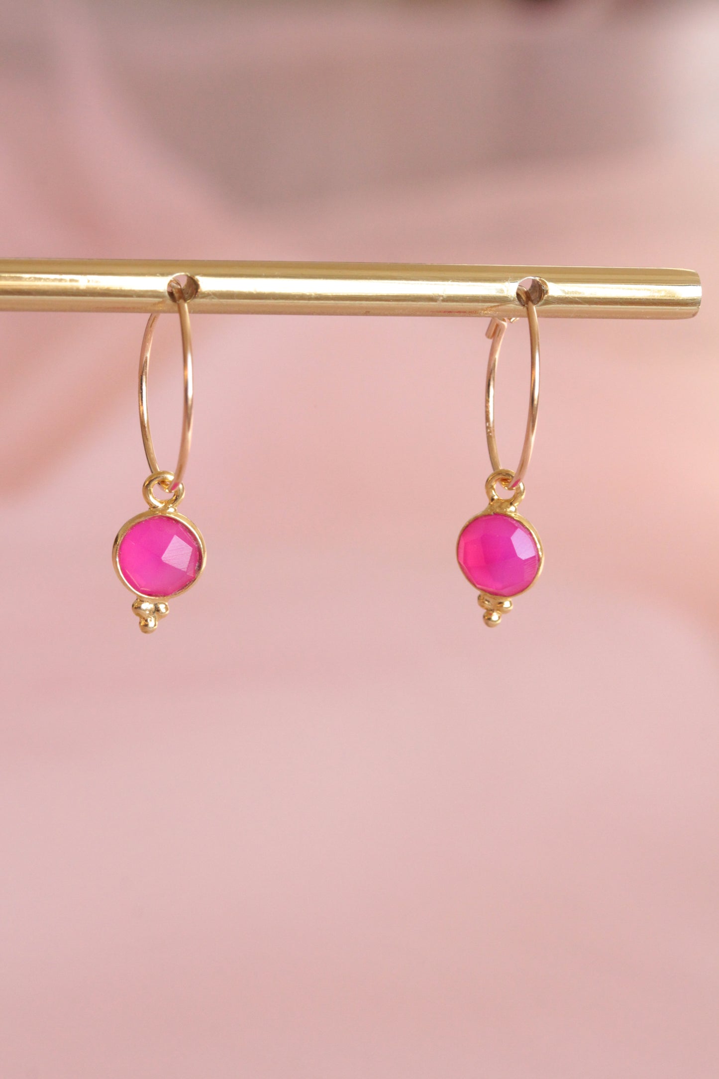 Mini créoles plaquées or pendentif rond agate fuschia