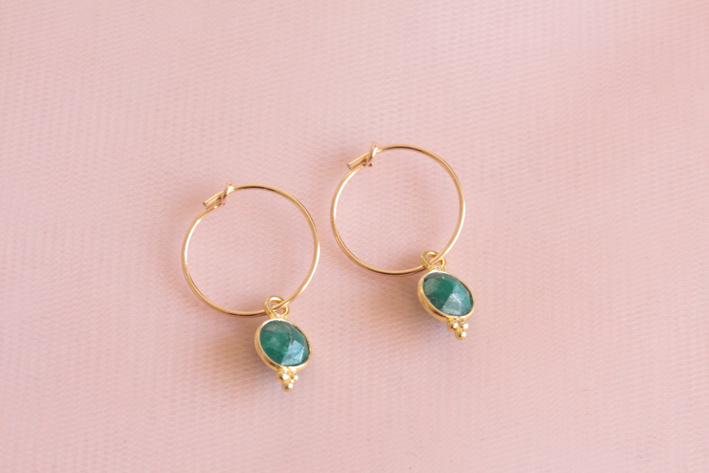 Mini créoles plaquées or pendentif rond malachite