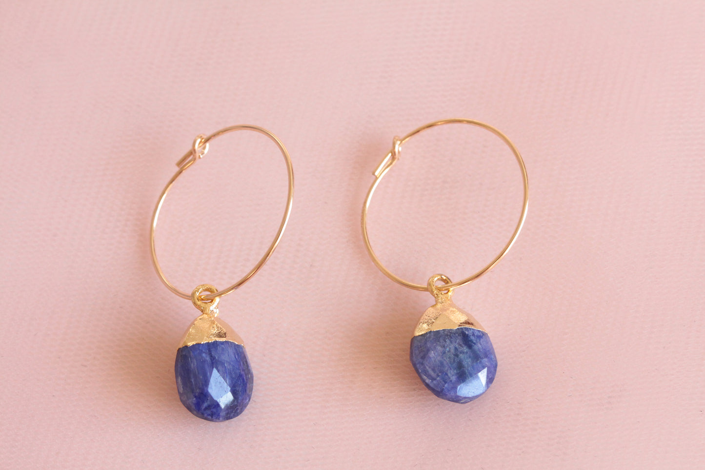 Mini créoles plaquées or avec gouttes en lapis lazuli