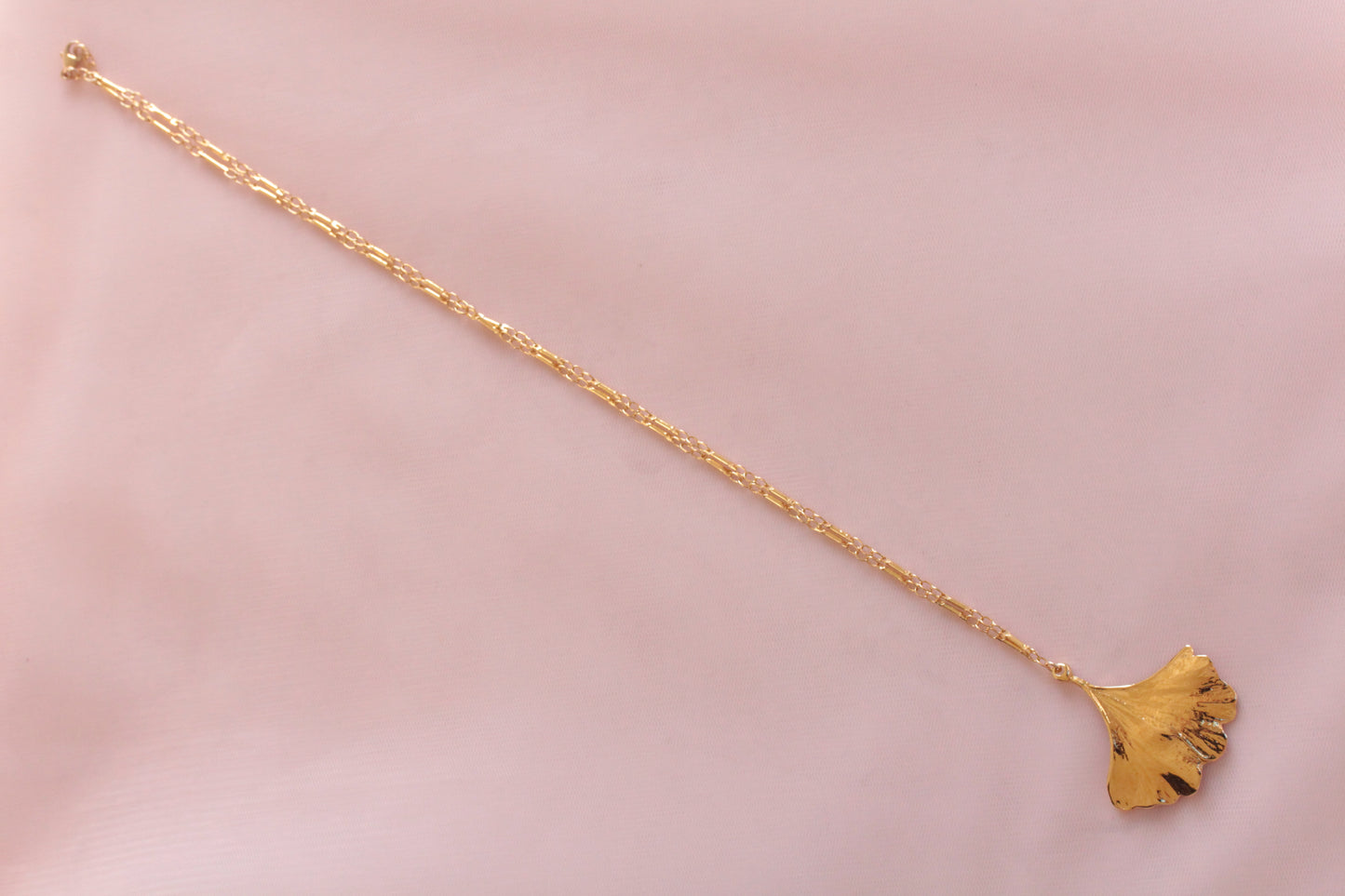 Collier fin et pendentif feuille de gingko plaqué or