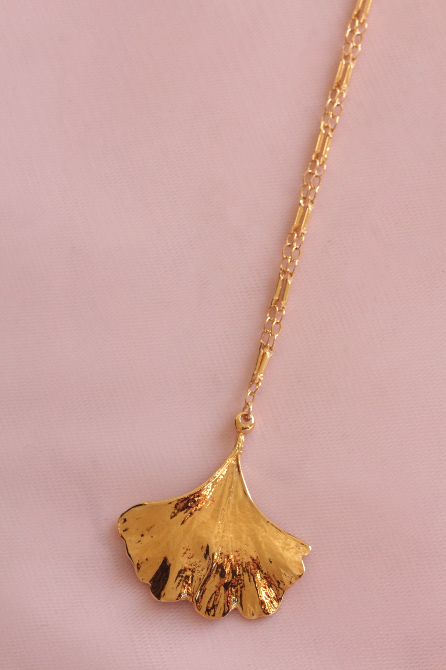 Collier fin et pendentif feuille de gingko plaqué or