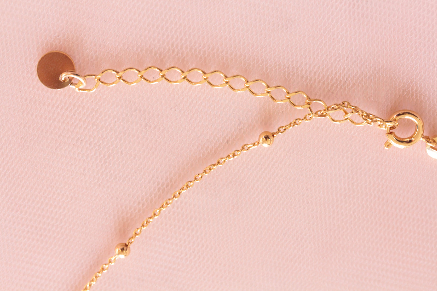 Collier minimaliste plaqué or avec pendentif nacre