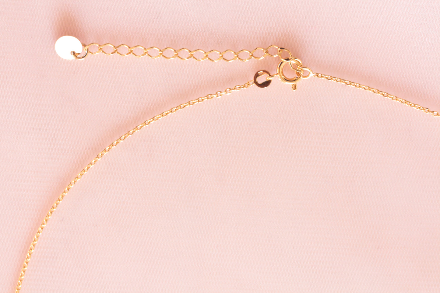 Collier plaqué or et pendentif martelé rose des vents