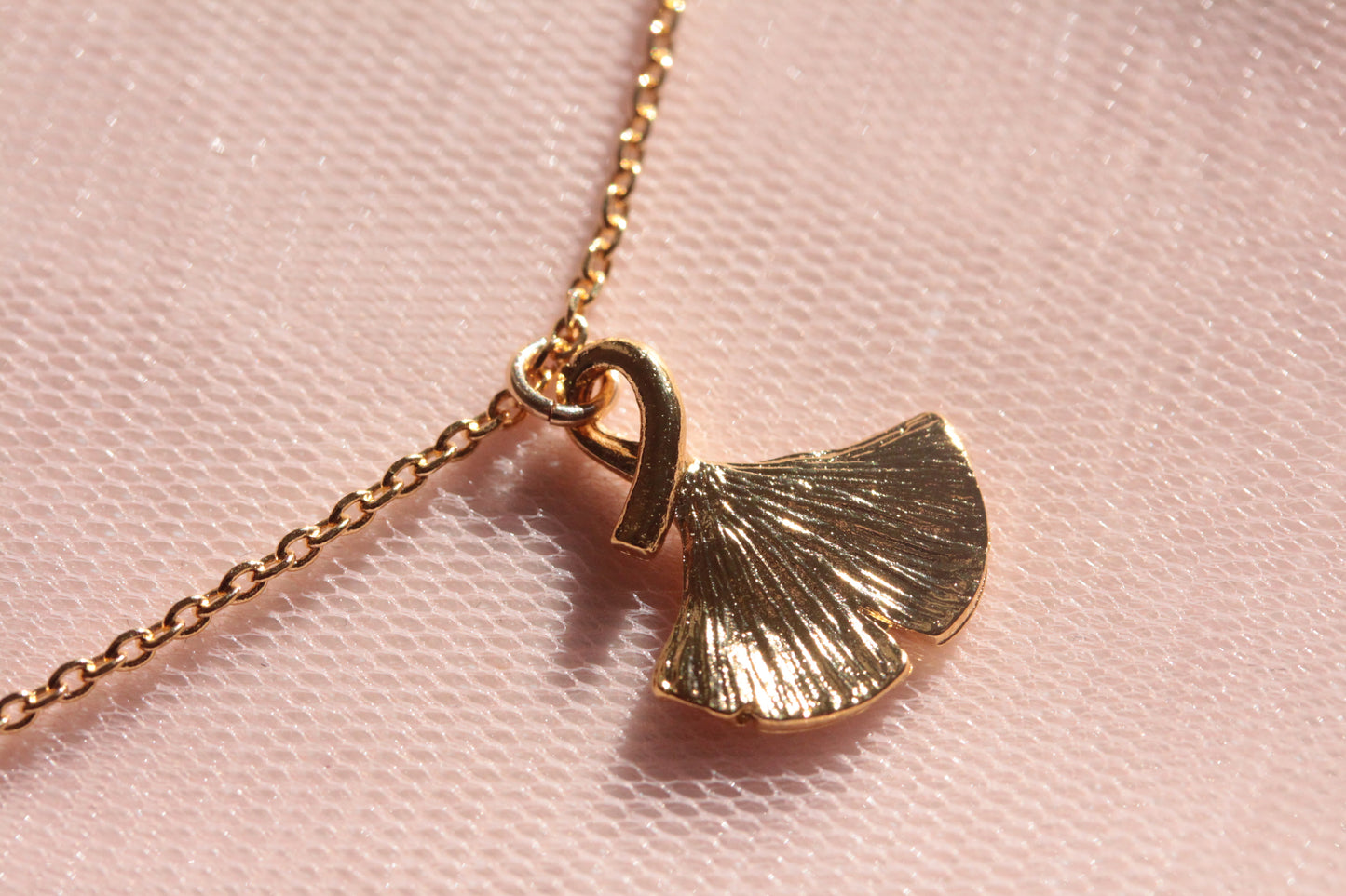 Collier plaqué or et pendentif doré feuille de gingko