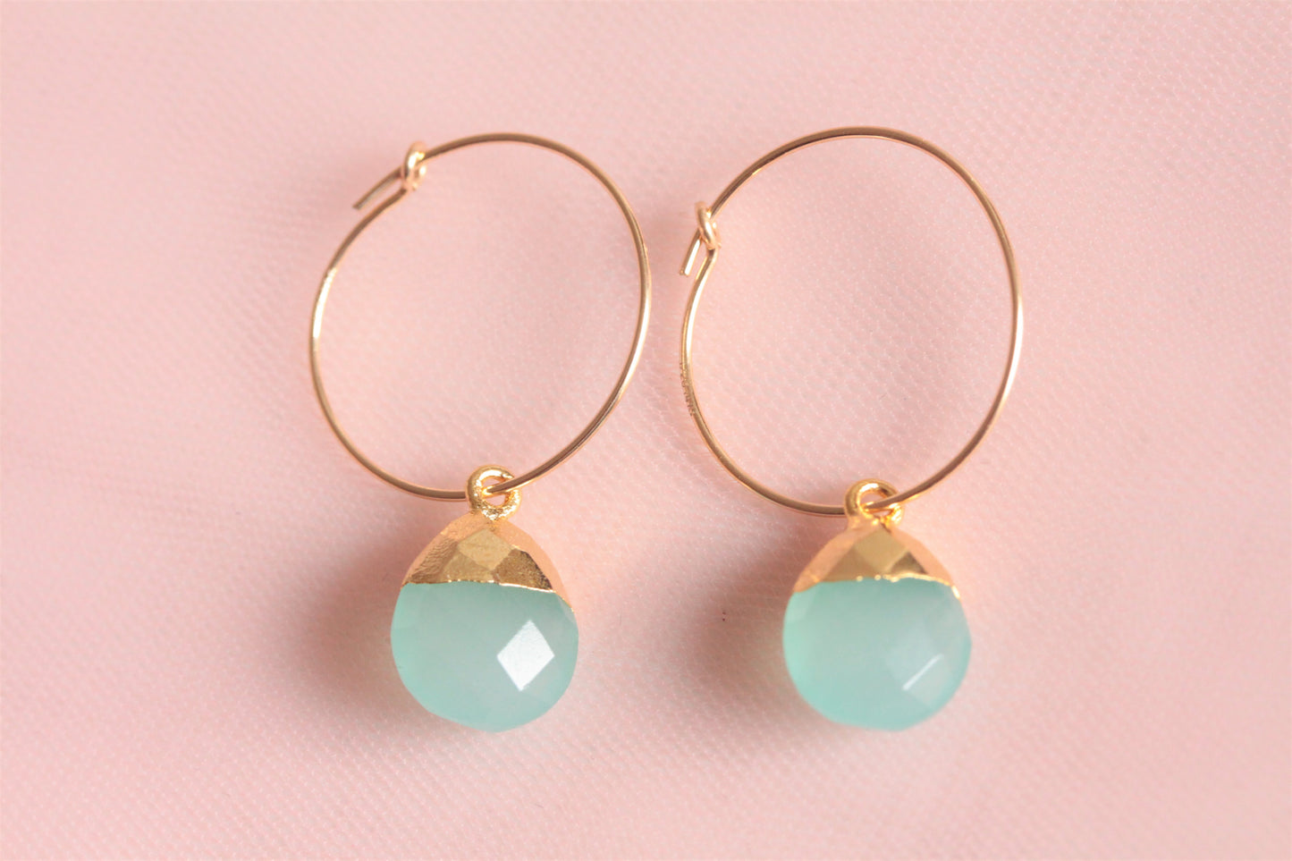 Mini créoles plaquées or avec gouttes en calcédoine