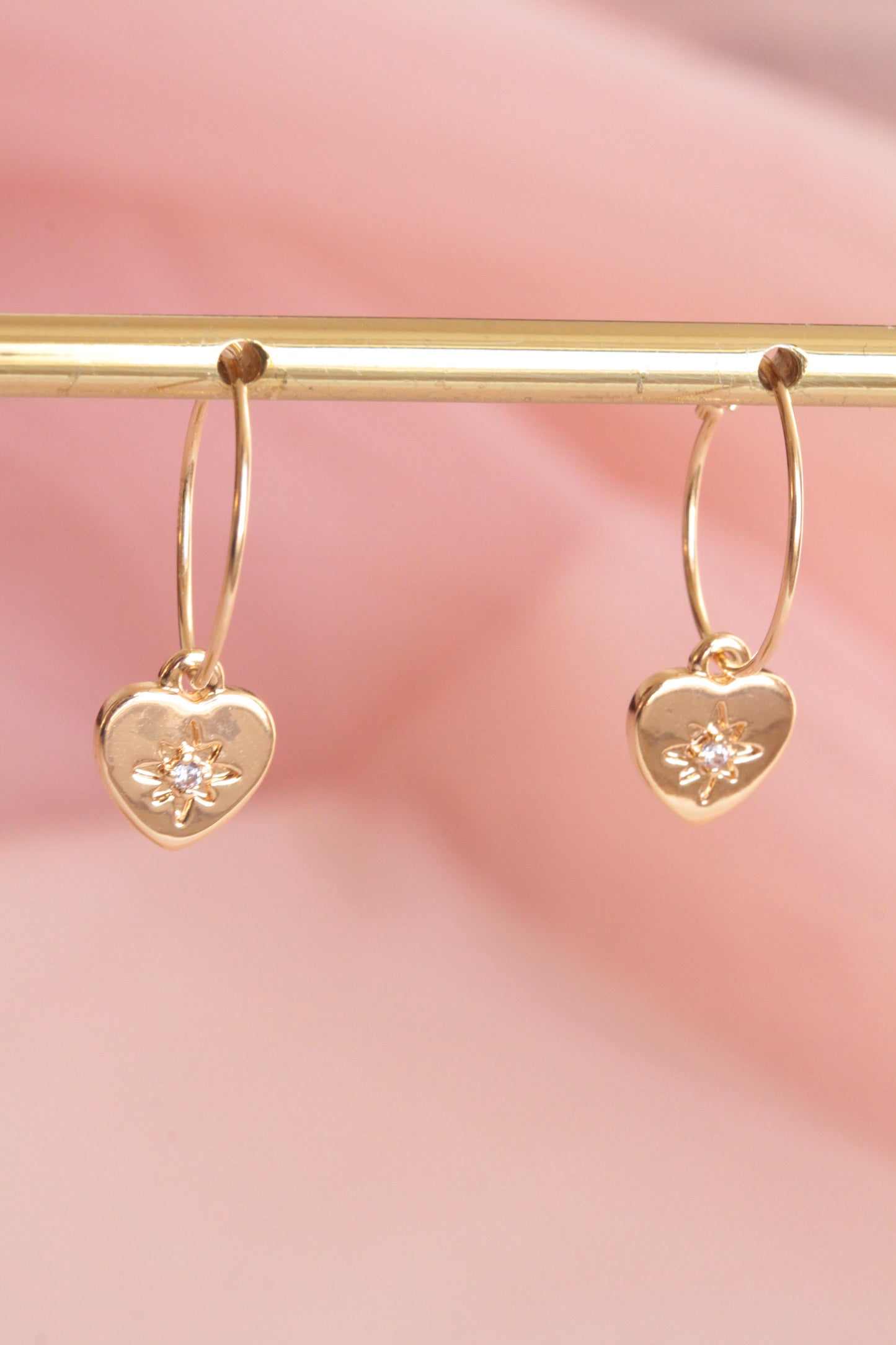 Mini créoles plaquées or avec pendentif cœur étoilé doré à l'or fin