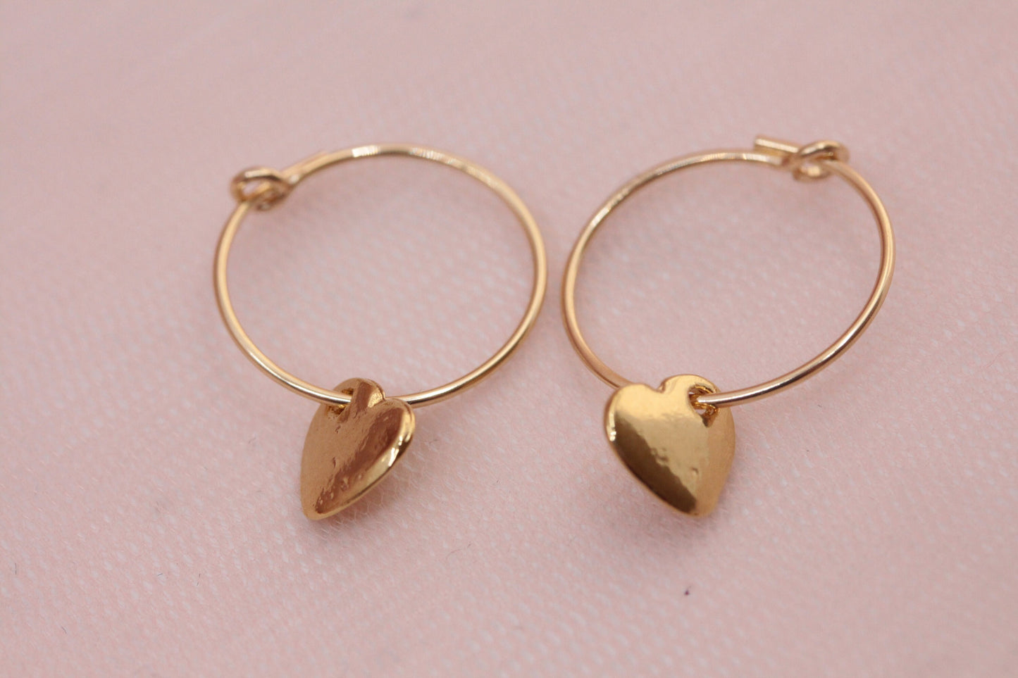 Petites croles pendentif cœur / Créoles plaquées or pendentifs cœurs / boucles d'oreilles cœur Théresa