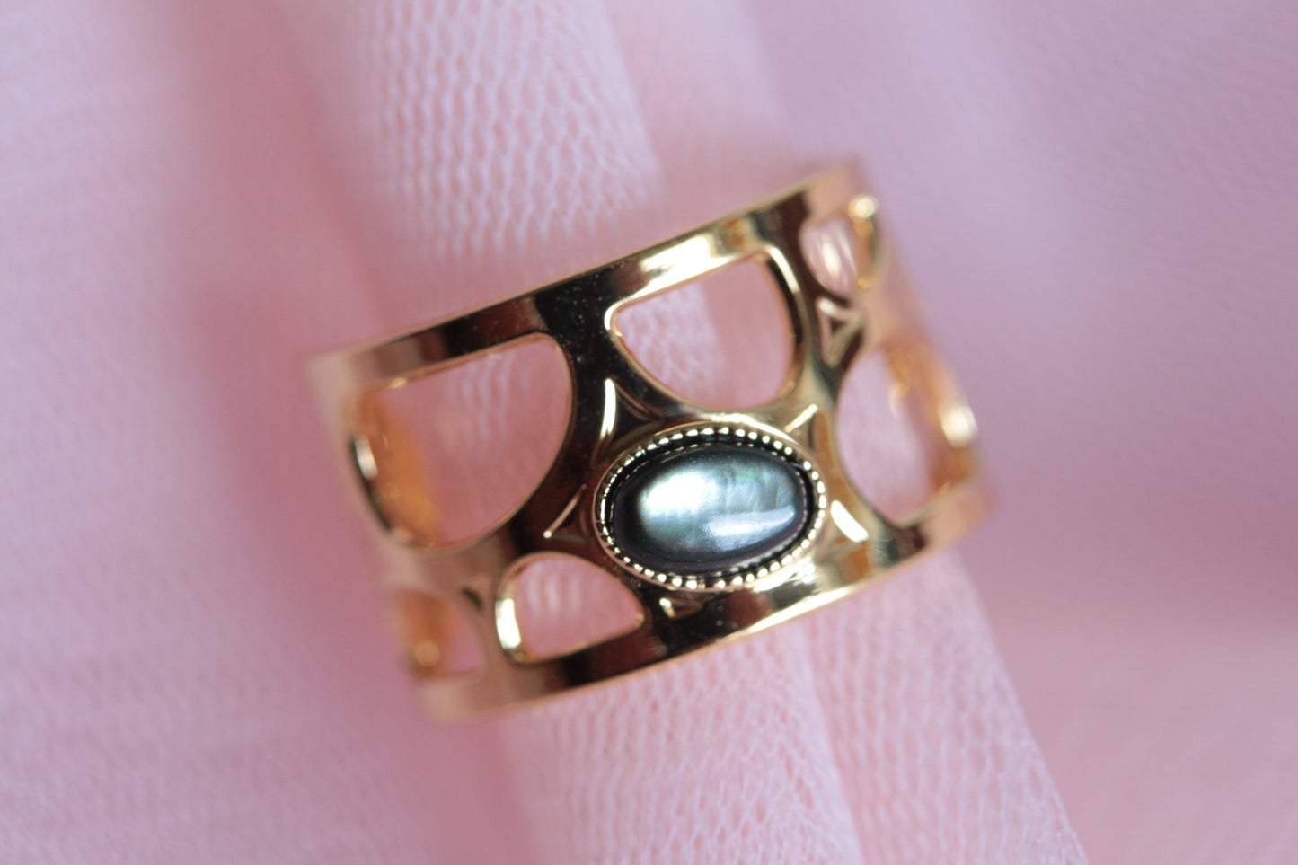 Bague nacre grise ajourée dorée à l'or fin 24 carats Lorie