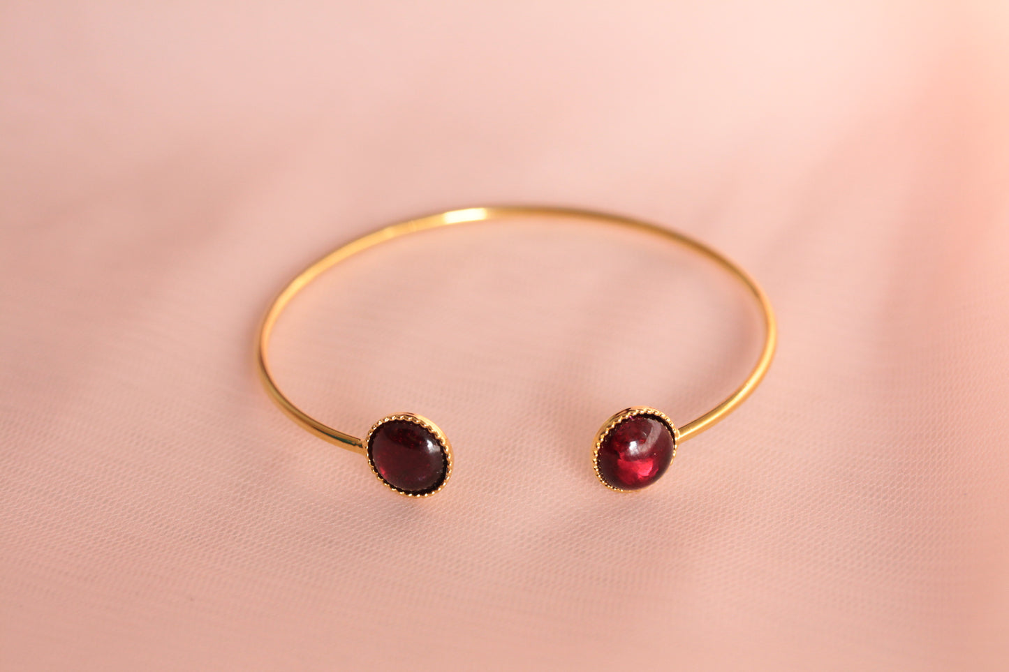 Bracelet jonc avec deux pierres en grenat naturel ajustable doré à l'or fin Emmanuelle