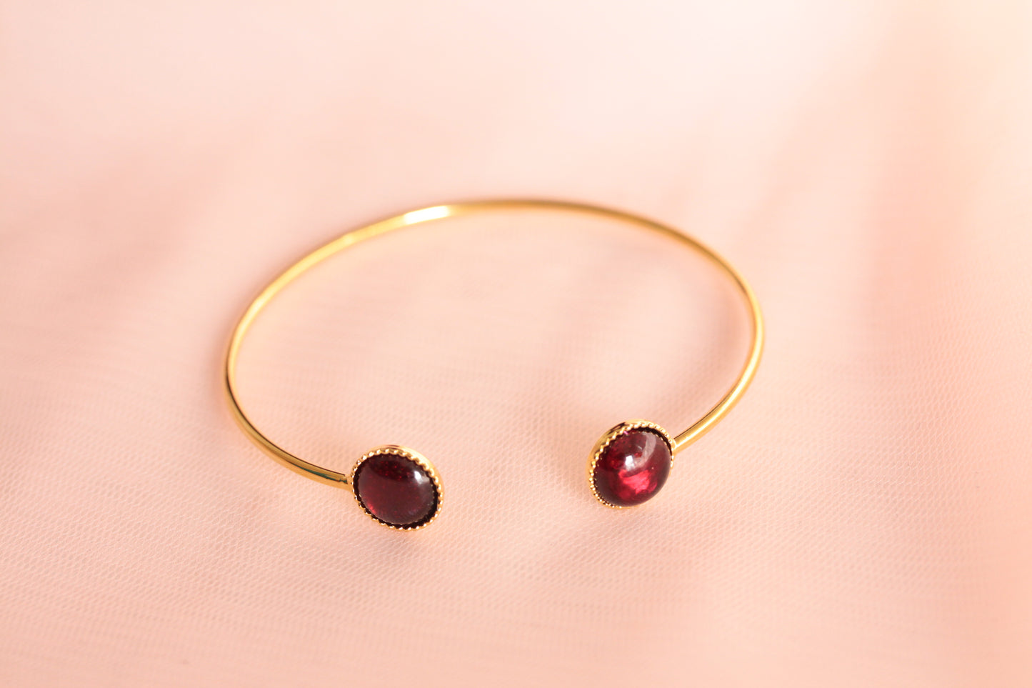 Bracelet jonc avec deux pierres en grenat naturel ajustable doré à l'or fin Emmanuelle