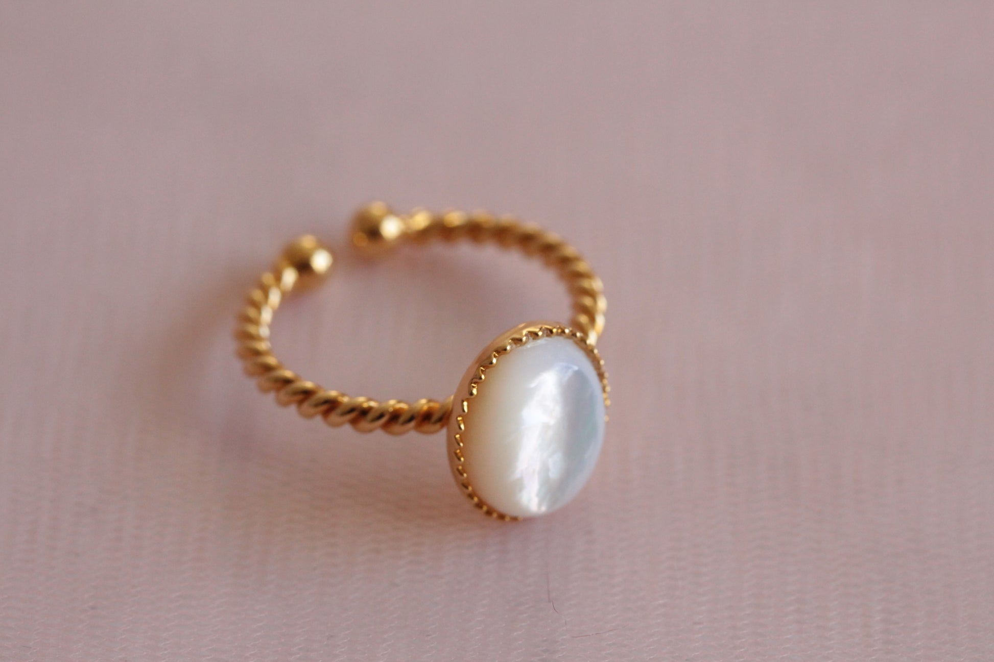 Bague fine ronde Calcédoine - style ethnique - Taille 54 - Doré à l'Or Bague fine ronde Calcédoine - style ethnique - Taille 54 - Doré à l'Or