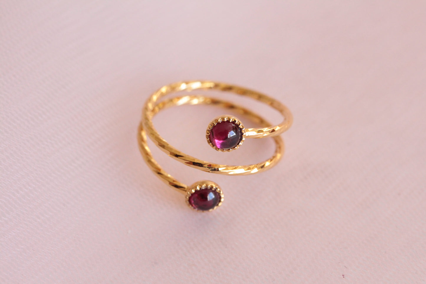 Bague avec grenat naturelle ajustable spirale torsadée dorée à l'or fin