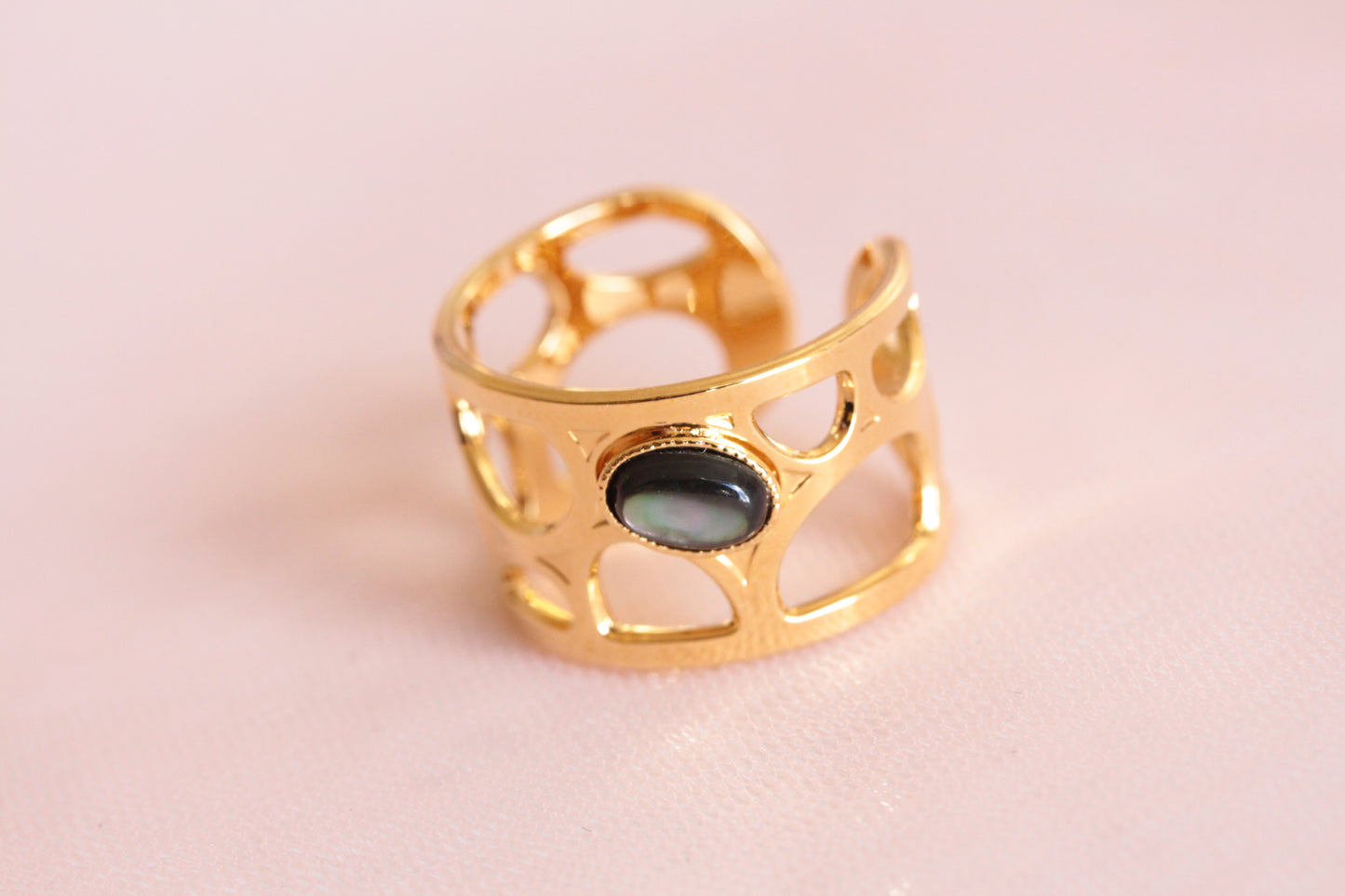 Bague nacre grise ajourée dorée à l'or fin 24 carats Lorie