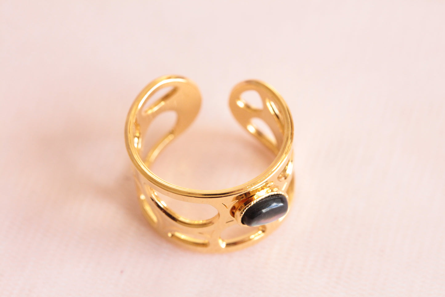 Bague nacre grise ajourée dorée à l'or fin 24 carats Lorie