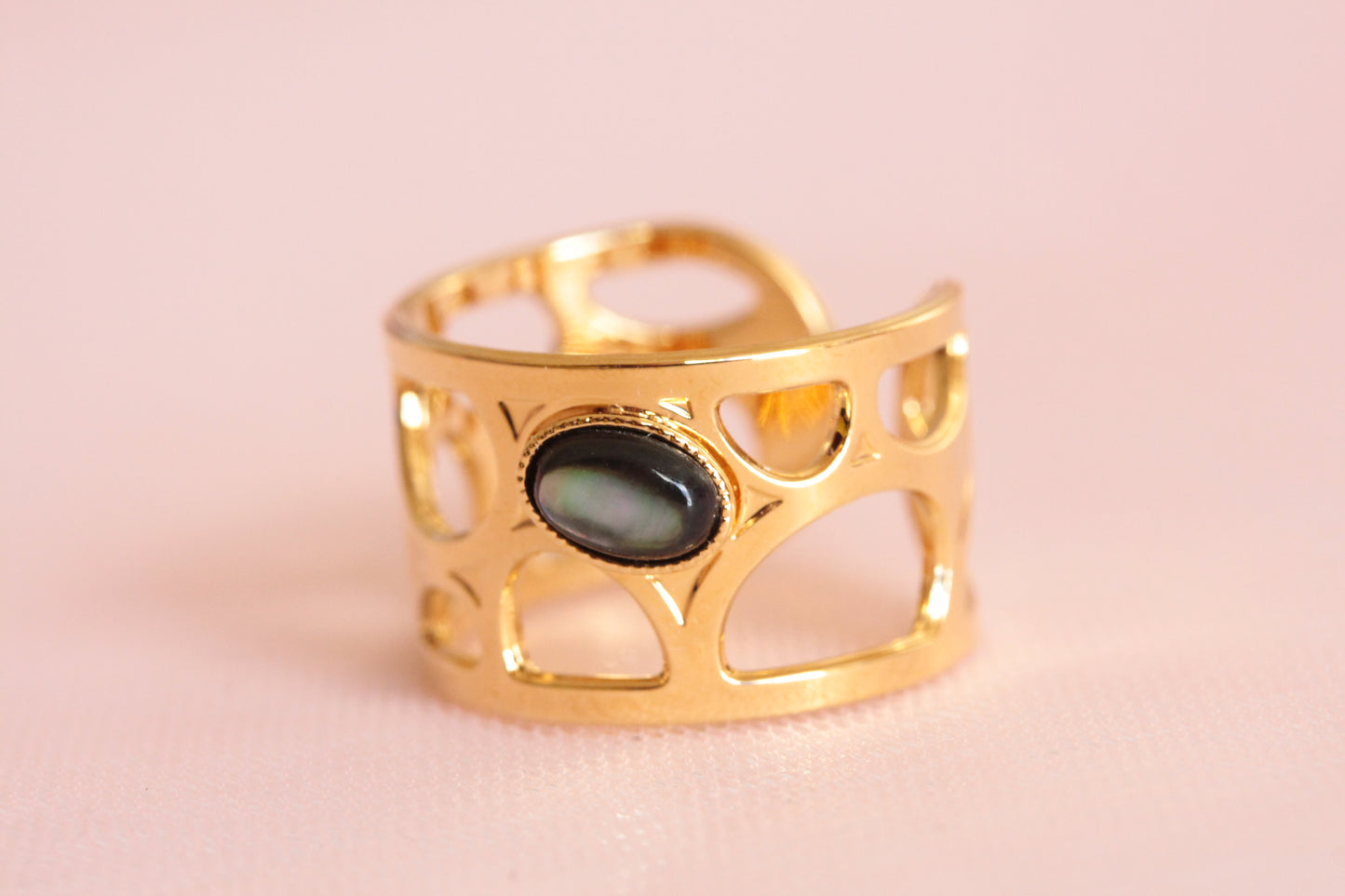 Bague nacre grise ajourée dorée à l'or fin 24 carats Lorie