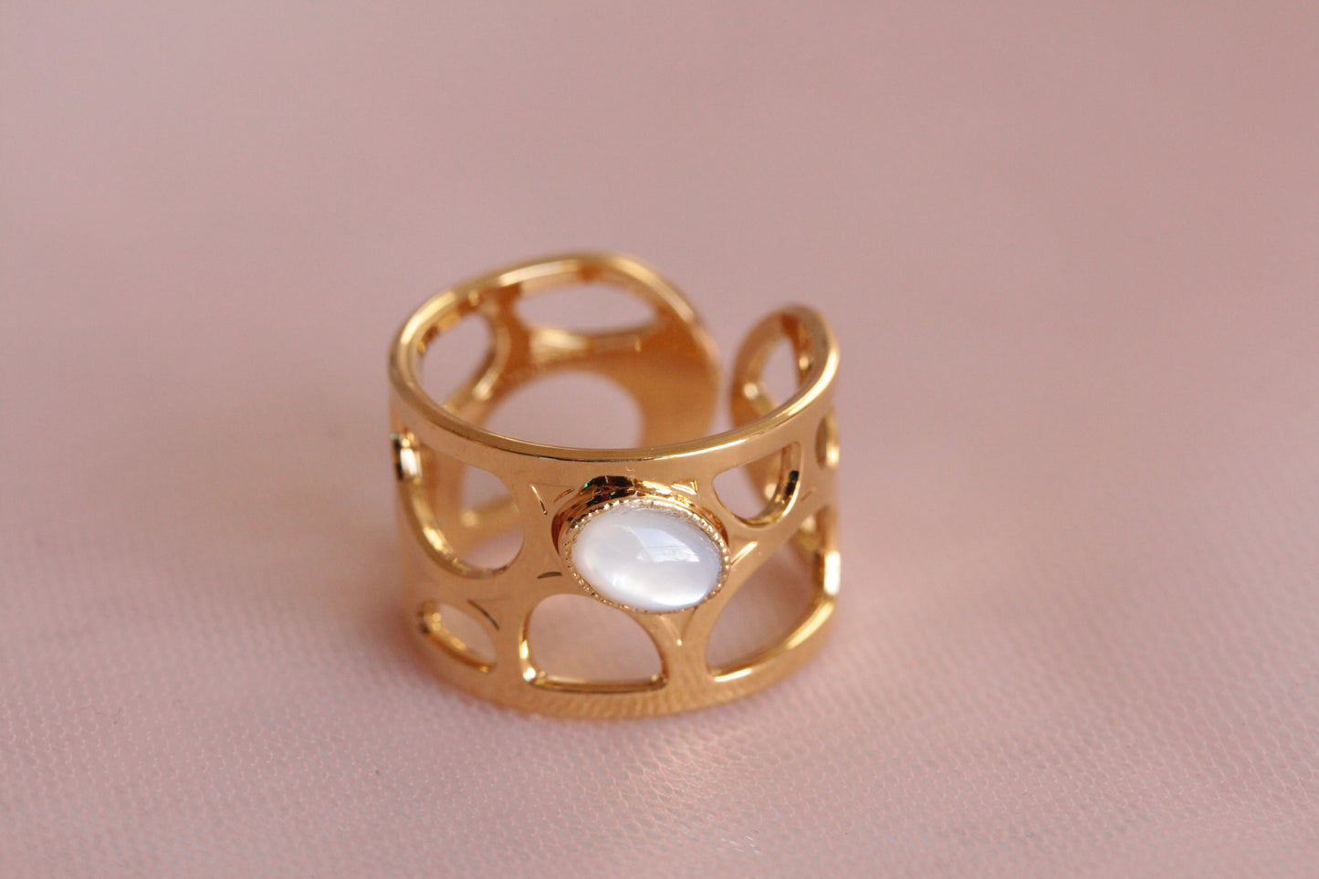 Bague nacre ajourée dorée à l'or fin 24 carats Lorie