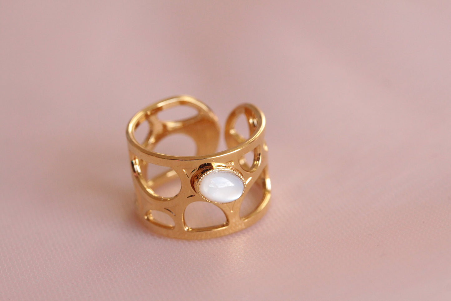 Bague nacre ajourée dorée à l'or fin 24 carats Lorie