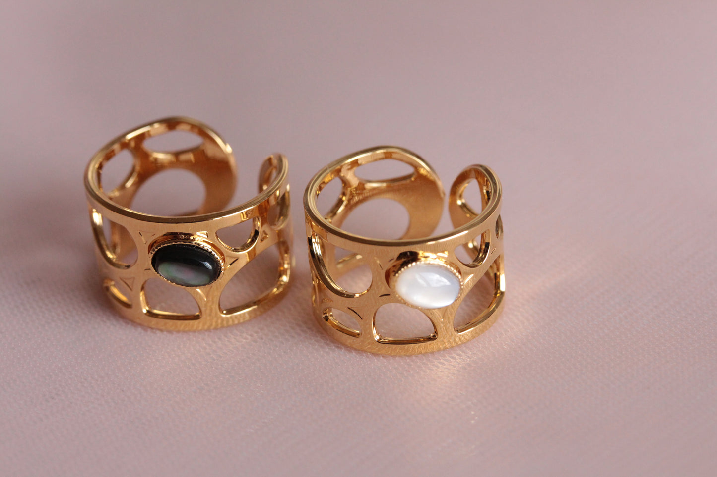 Bague nacre grise ajourée dorée à l'or fin 24 carats Lorie