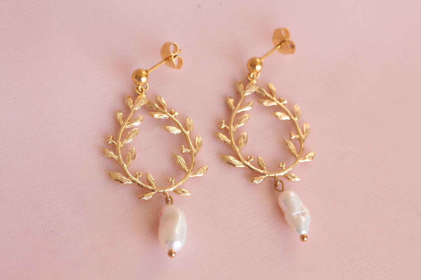 Boucles d'oreilles couronne dorée à l'or fin et perles d'eau douce naturelles