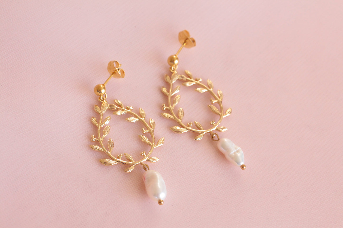 Boucles d'oreilles couronne dorée à l'or fin et perles d'eau douce naturelles