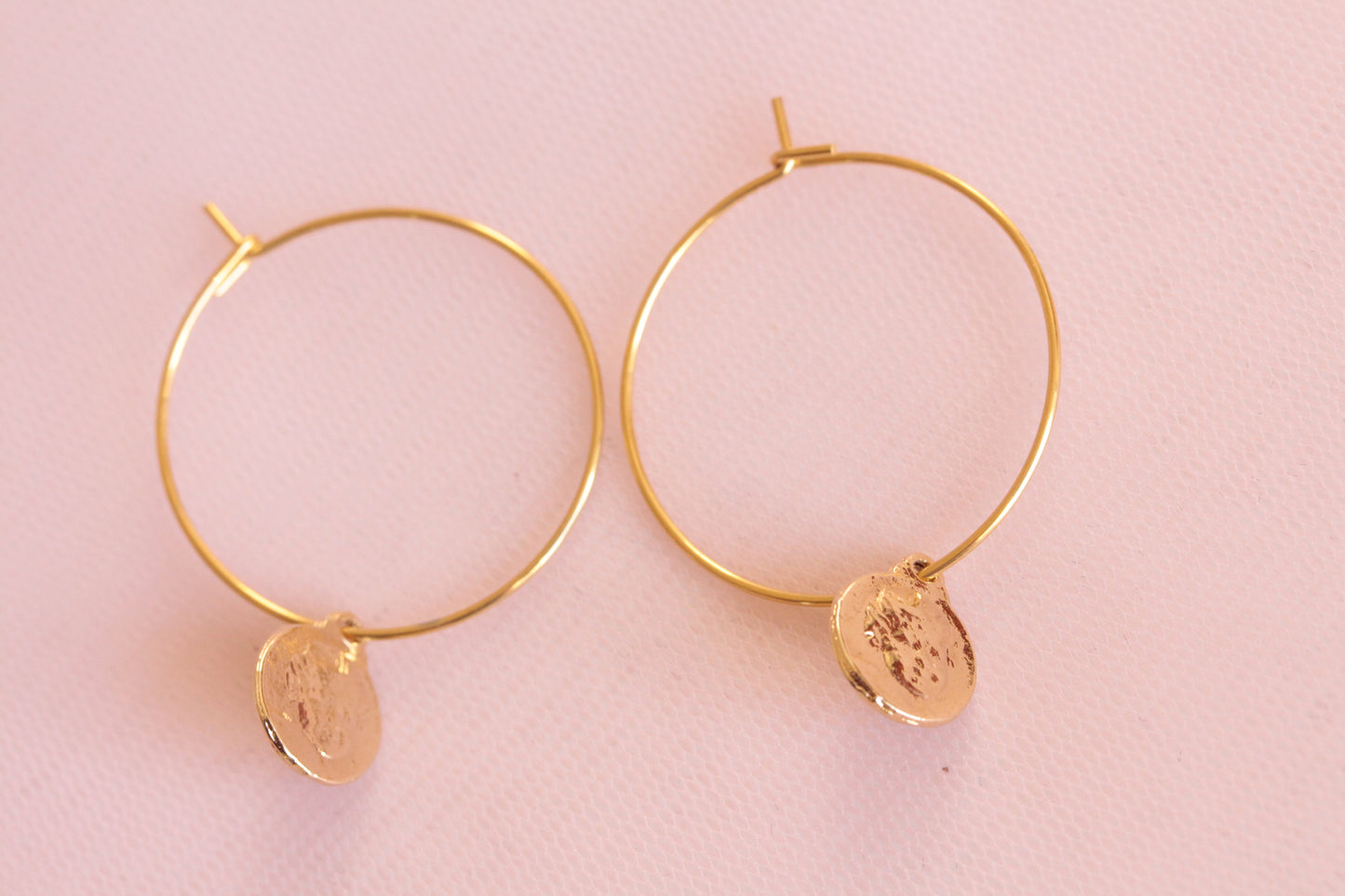 Créoles minimalistes acier inoxydable avec pendentif angelot chérubin plaqué or