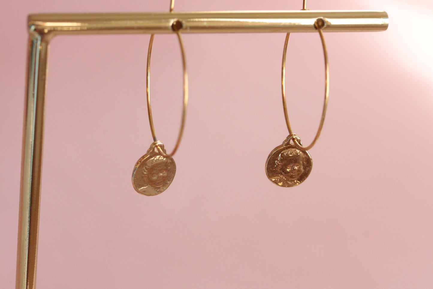 Créoles minimalistes acier inoxydable avec pendentif angelot chérubin plaqué or
