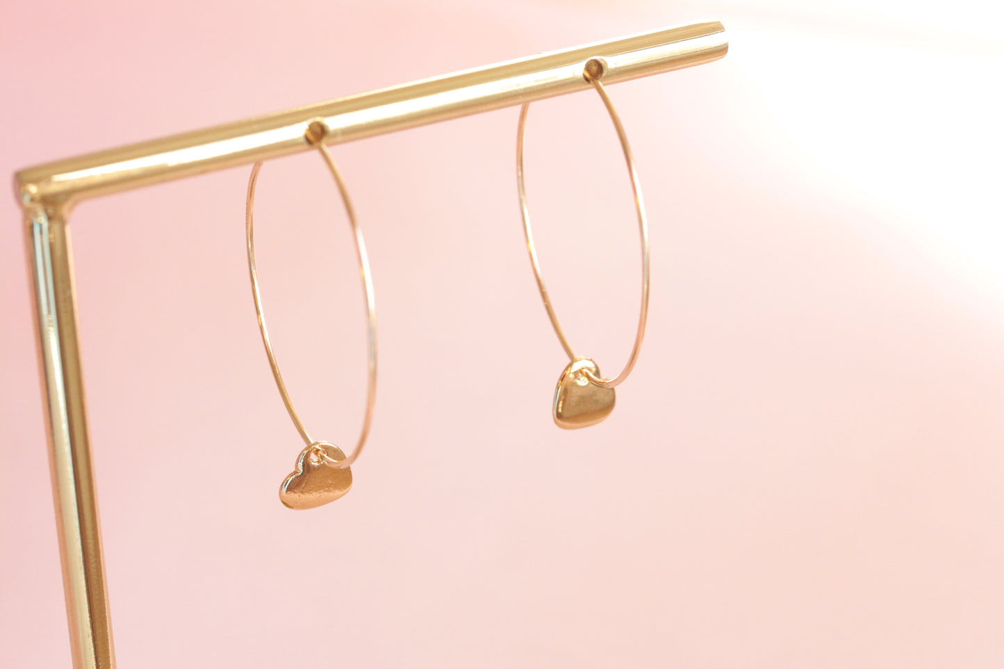 Créoles fines plaquées or avec pendentifs breloques coeur