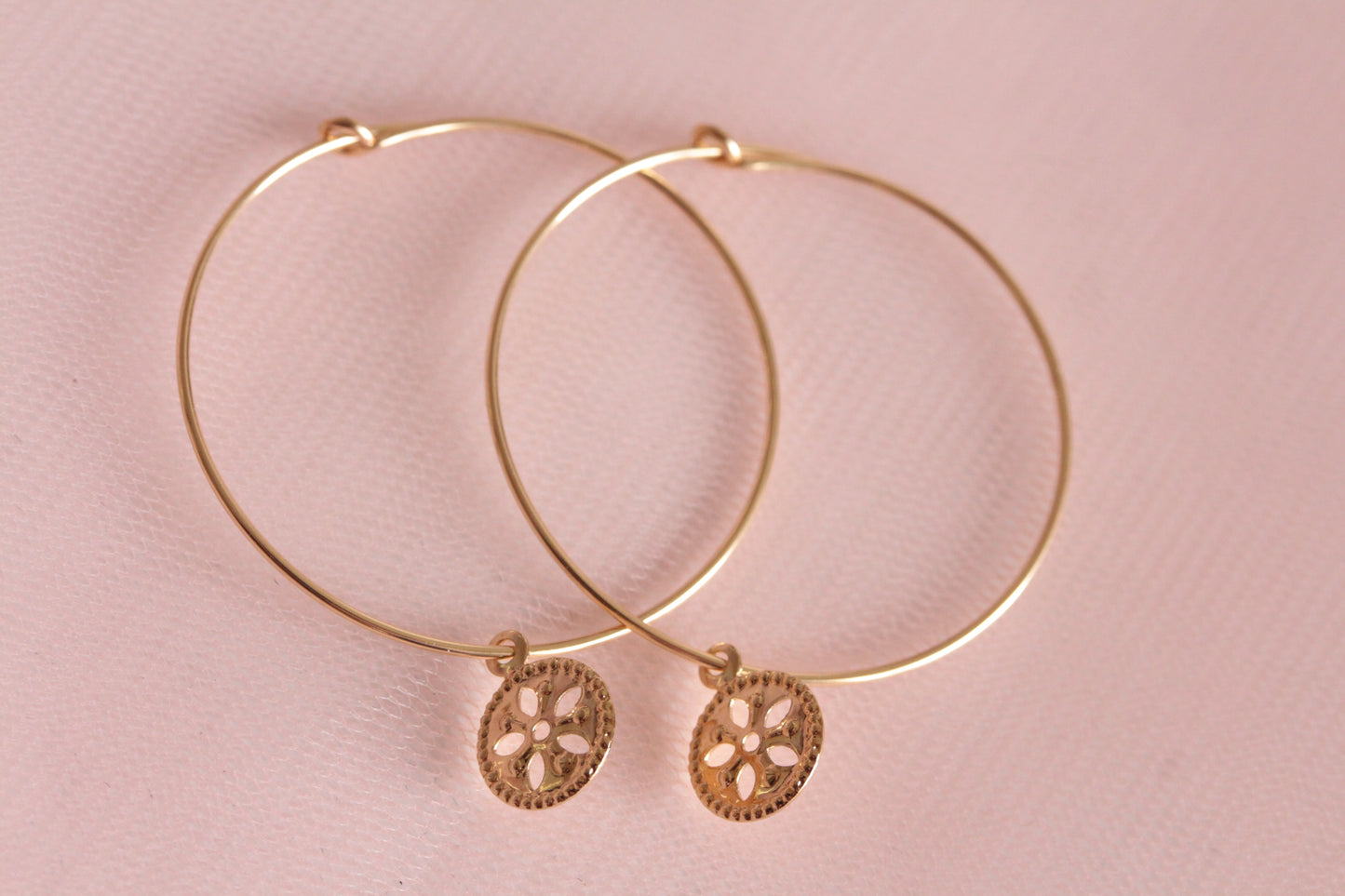 Créoles plaquées or avec pendentifs rosaces