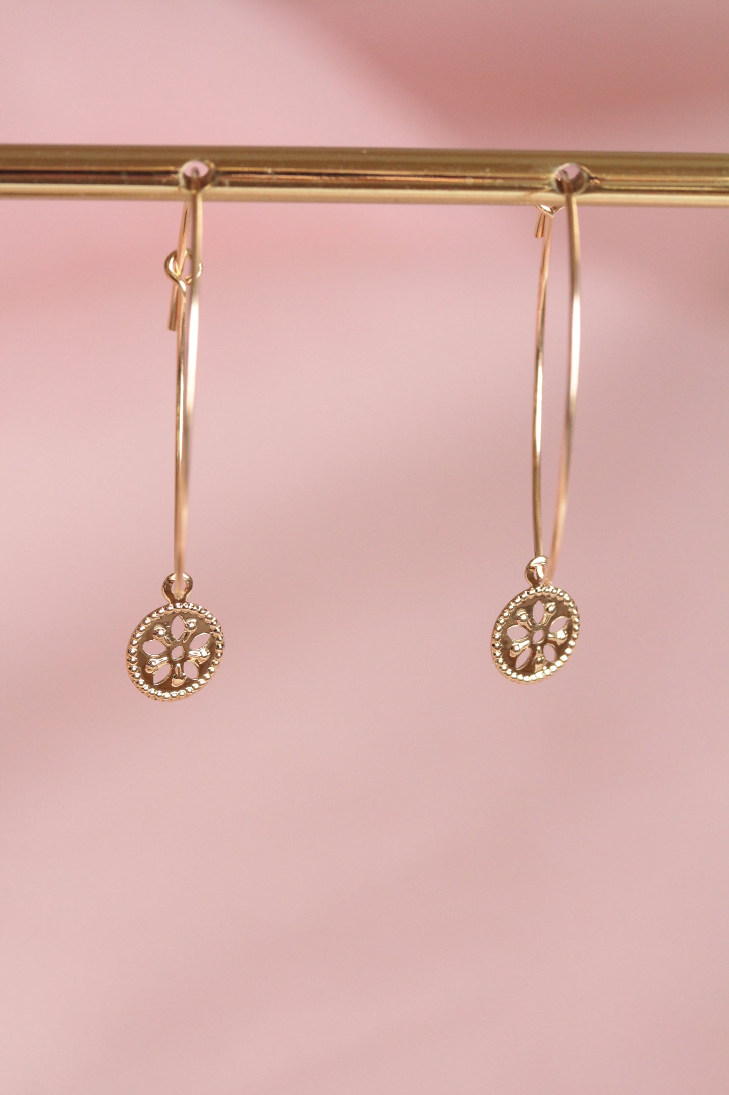 Créoles plaquées or avec pendentifs rosaces