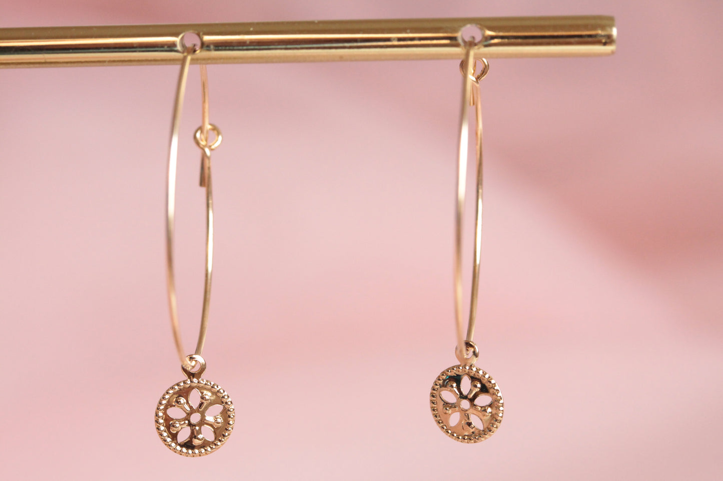 Créoles plaquées or avec pendentifs rosaces