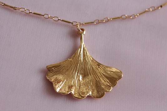 Collier fin et pendentif feuille de gingko plaqué or