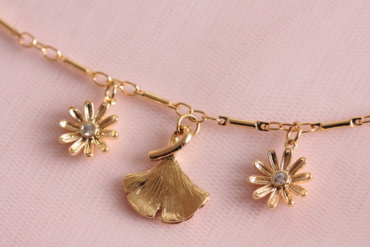 Collier chaine gingko et fleurs plaqués or, chaine en laiton doré à l'or fin