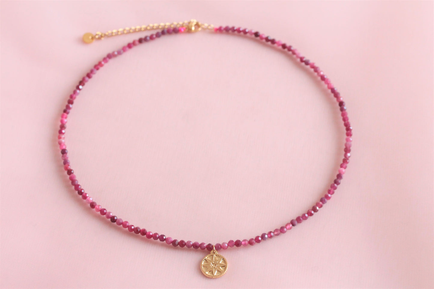 Collier pierres naturelles rubellite pendentif rose des vents plaquée or
