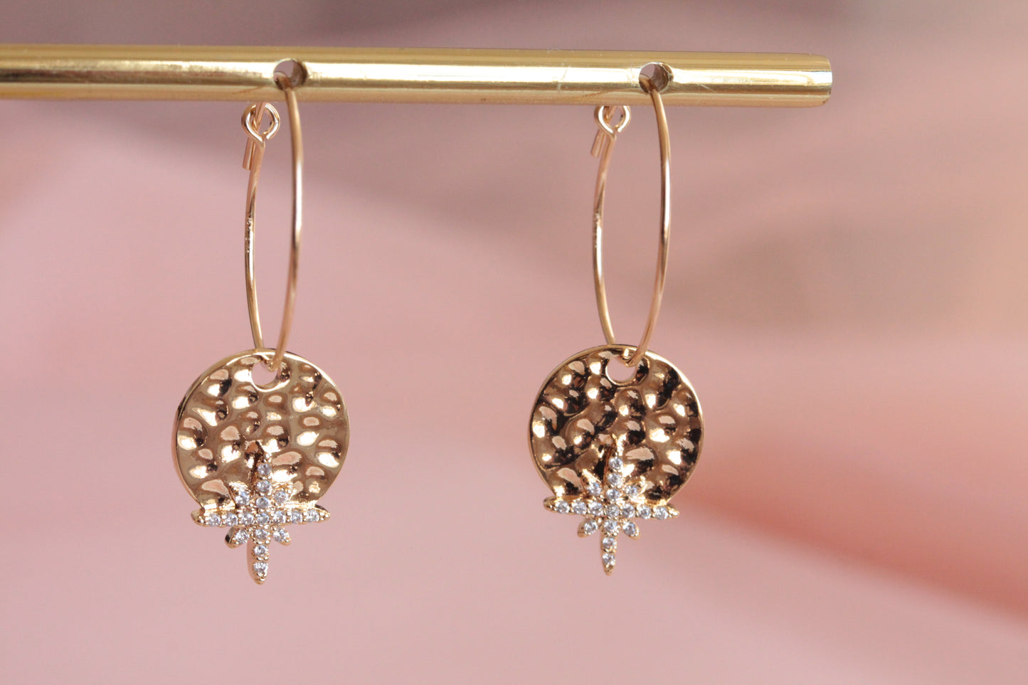 Mini créoles plaquées or avec pendentif sequin martelé et rose des vents